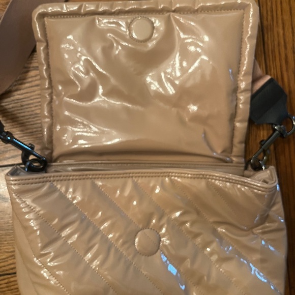 Mauve patent leather design puffy bag. - Picture 4 of 6